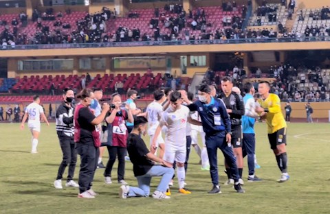 VIDEO: Quang Hải từ chối lời đề nghị thực hiện pha ăn mừng lau giày