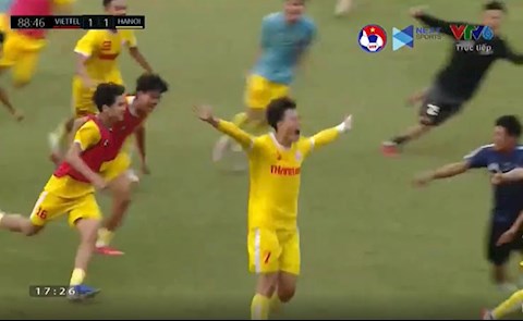VIDEO: Sao trẻ Hà Nội tái hiện siêu phẩm để đời của Beckham ở chung kết U19 QG