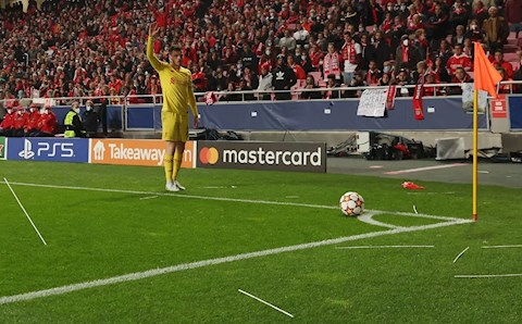 VIDEO: Suýt bị ném bật lửa vào người, sao Liverpool đáp trả hài hước