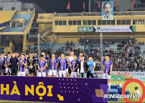 VIDEO: Xuất hiện nhân vật đặc biệt chiếm spotlight của Quang Hải trong ngày chia tay Hà Nội