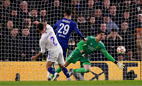 CĐV Chelsea trút giận lên Thibaut Courtois