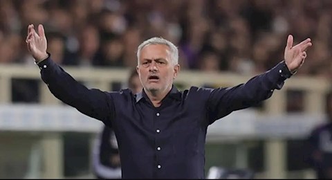 Mourinho nổi điên với VAR sau trận thua Fiorentina