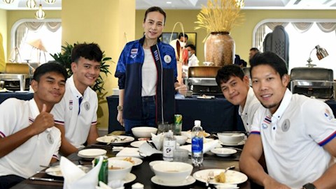 Madam Pang thết đãi cầu thủ U23 Thái Lan bằng đặc sản quê nhà
