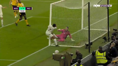 Raheem Sterling bỏ lỡ cơ hội không tưởng