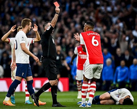 Bất ngờ với chiếc thẻ đỏ của Rob Holding