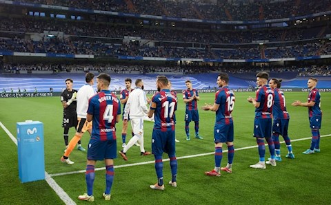 Levante thay Atletico dựng hàng rào danh dự đón tân vương Real Madrid