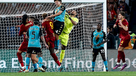 Dứt điểm 46 lần trong 90 phút, Roma của Mourinho vẫn không thể thắng