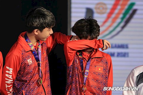 Tuyển thủ Tốc Chiến Việt Nam bật khóc trên bục nhận huy chương vàng SEA Games 31