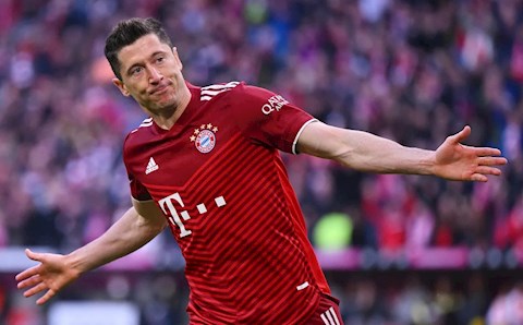 Chủ tịch Bayern đá đểu Barca chuyện mua Lewandowski