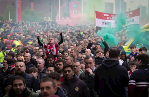 CĐV MU biểu tình trước trận gặp Brentford