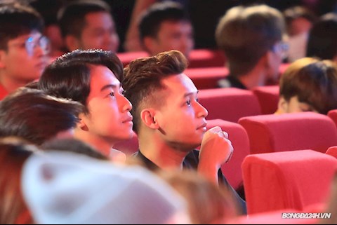 Độ Mixi cổ vũ trực tiếp Liên Quân Việt Nam tại sân khấu lớn