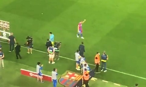 De Jong vẫy tay chào tạm biệt NHM, chính thức chia tay Barca