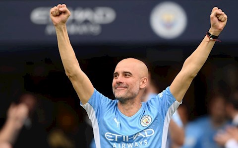 VIDEO: Pep cởi hết quần áo, ăn mừng lầy lội cùng Man City