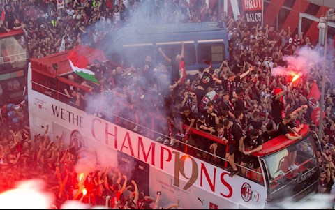 Biển người xuống đường ăn mừng chức vô địch Serie A của AC Milan
