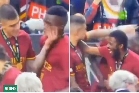 VIDEO: Nghi vấn cầu thủ Roma đánh đồng đội ngay trong lễ ăn mừng