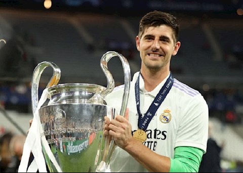 Bận ăn mừng, Courtois không về dự đám cưới em trai