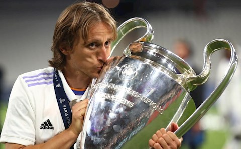 Real gia hạn với nhạc trưởng Modric sau chức vô địch Champions League