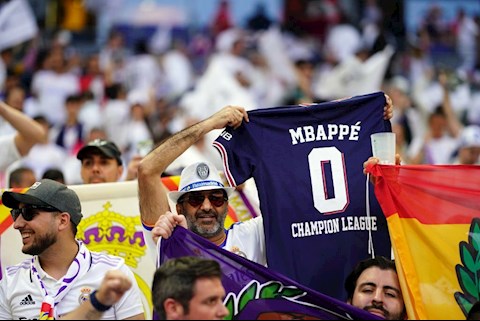 Sốc: CĐV Real đốt áo Mbappe trong lễ ăn mừng Champions League