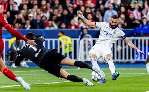 Trọng tài gây tranh cãi vì tước bàn thắng của Benzema trước Liverpool