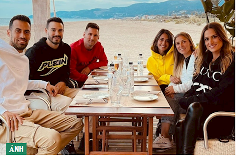 Vợ chồng Messi ăn trưa cùng Busquets tại nhà hàng của Suarez