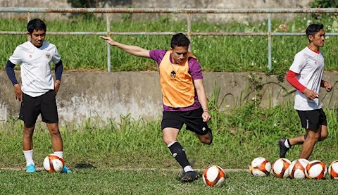 Thầy trò HLV Shin Tae Yong chê chất lượng sân tập tại Phú Thọ