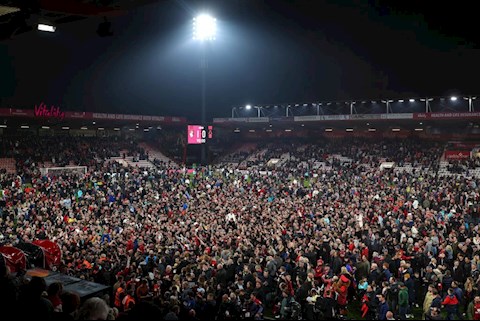 VIDEO: Biển người tràn xuống sân ăn mừng khi Bournemouth trở lại Premier League