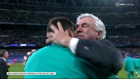 Vào Chung kết C1, HLV Ancelotti khóc trong vòng tay của con trai