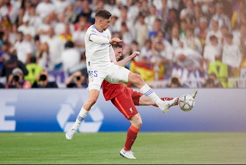 Federico Valverde: Trông con còn vất vả hơn kèm Robertson