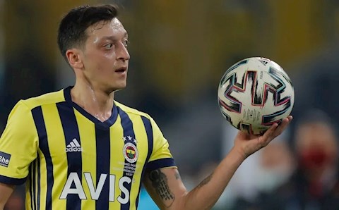 Ozil bị Fenerbahce ruồng bỏ