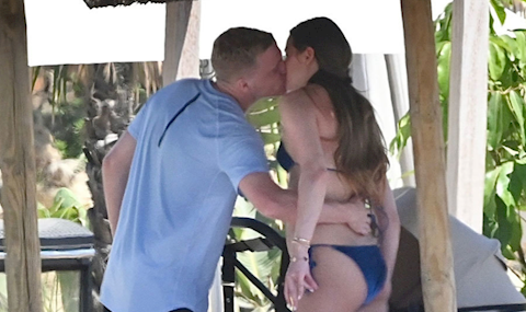 Van de Beek hôn đắm đuối bạn gái mới sinh