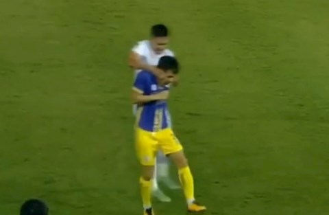 Cầu thủ Hải Phòng tạo hình ảnh xấu với pha bóp cổ đồng nghiệp bên phía Hà Nội