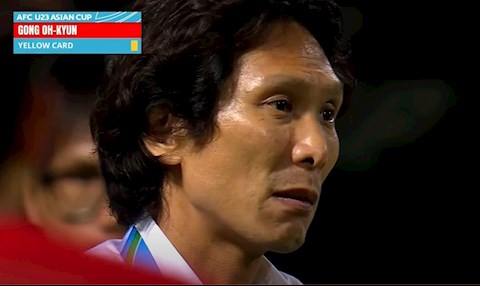 HLV Gong Oh Kyun bị phạt thẻ vàng vì bức xúc với quyết định của trọng tài
