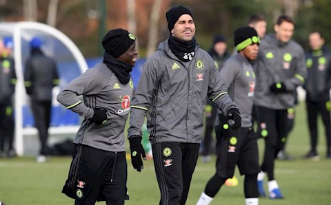 Diego Costa khỏa thân trêu Kante trong phòng thay đồ Chelsea