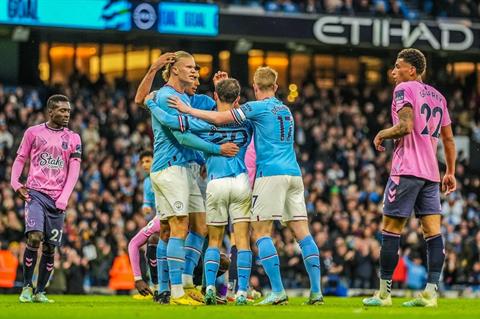Erling Haaland ghi bàn nhiều hơn cả đội Chelsea cộng lại