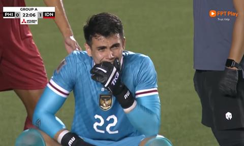 Thủ môn Nadeo Argawinata bật khóc sau chấn thương gặp phải trước Philippines