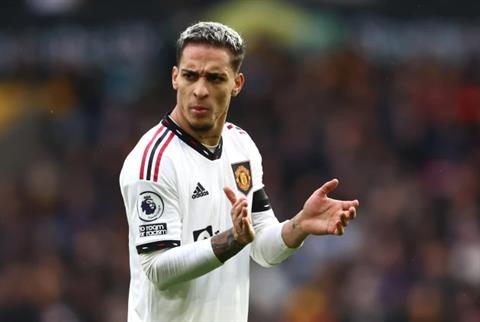 Erik ten Hag giải thích lý do Antony vắng mặt và Varane ngồi dự bị