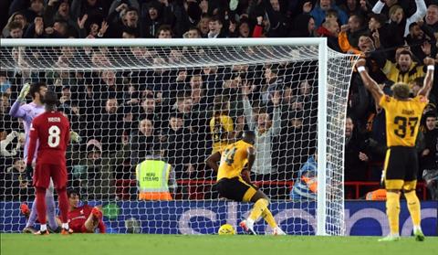 HLV Wolves nổi điên vì VAR lấy đi chiến thắng trước Liverpool