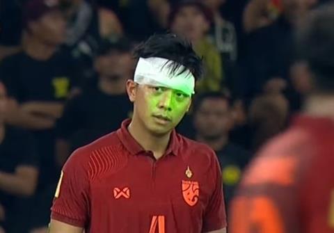 CĐV Malaysia dọi tia laser vào mặt tuyển thủ Thái Lan