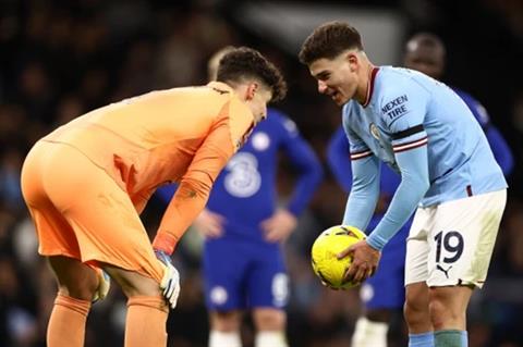 Julian Alvarez nói về màn đối đầu cân não với Kepa