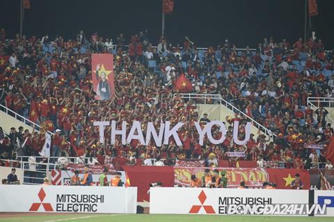 CĐV Việt Nam xếp chữ tri ân HLV Park Hang Seo