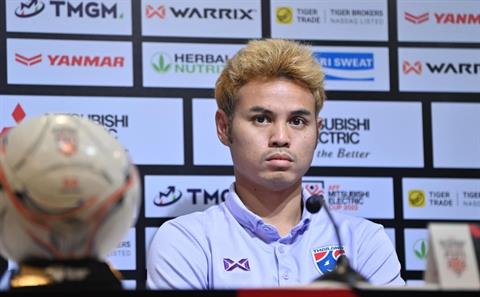 Theerathon Bunmathan lỡ hẹn đấu Quang Hải