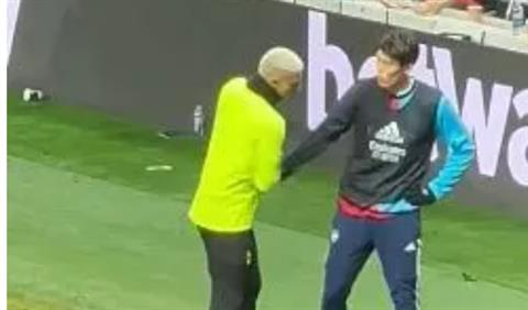 Richarlison tấn công Tomiyasu