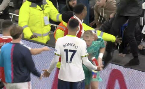 Thủ môn Ramsdale bị CĐV Tottenham lao xuống sân tấn công