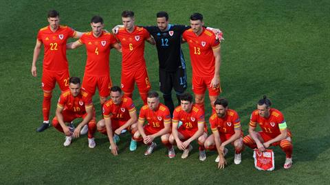 Vì sao mỗi đội bóng đá luôn xuất phát với 11 cầu thủ?