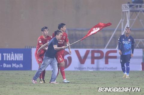 Fan cuồng của CLB Công an Hà Nội lao xuống sân ở trận gặp Bình Định