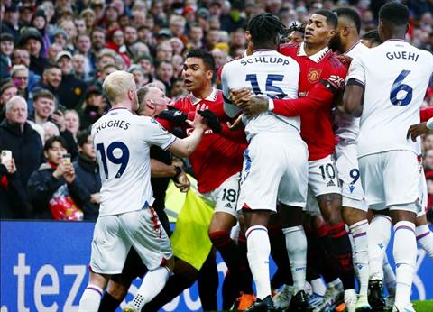 Ý kiến trái chiều về chiếc thẻ đỏ của Casemiro