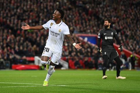 Alisson và những thủ môn từng mắc sai lầm trước Real ở Champions League