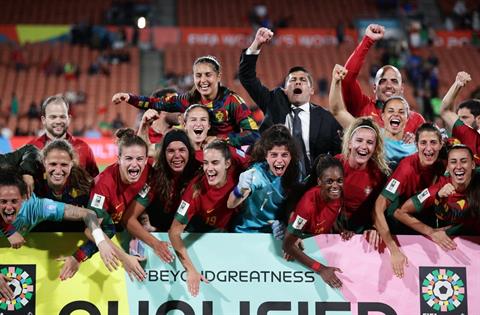 Đối thủ của tuyển nữ Việt Nam nhận lời chúc từ Ronaldo