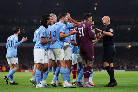 “Pressing trọng tài”, cả Arsenal và Man City đều nhận án phạt