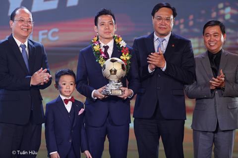 Văn Quyết nói gì sau khi giành Bóng Vàng Việt Nam 2022?